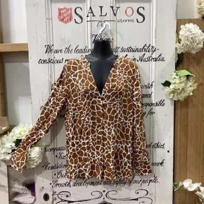 Country Road Brand! BNWT RRP $159.00!! GIRAFFE PRINT PATTERNED BLOUSE! SILK BLEND BUTTON UP LONG SLEEVE! Womens  Size 10 Button Up Top / Long Sleeve Shirt / V-Neck Top Beige / Brown / Pattern 