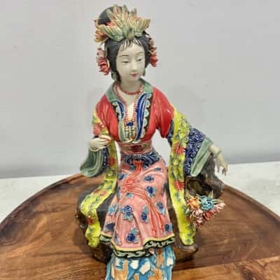 Vintage Chinese Wucai Porcelain Figurine of Lady Yang of Guifei w/ Gorgeous Headress 