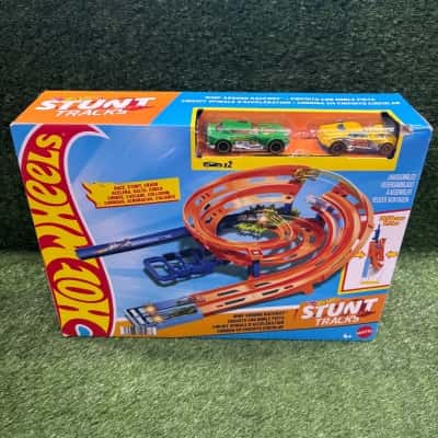 Hot Wheels Whip Around Raceway Playset (New)