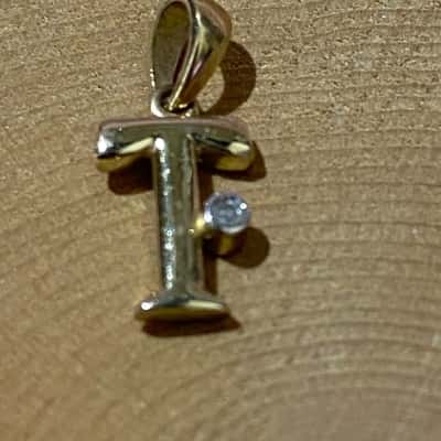  9CT GOLD "T" PENDANT WITH A Aurora Borealis Crystal