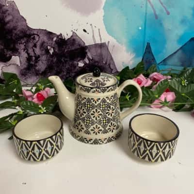 T2 teapot with strainer with X2 cups New