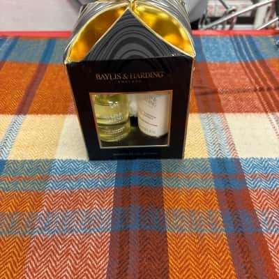  Women’s  One Size Scarf & Baylis & Harding England body wash & body lotion with loofer