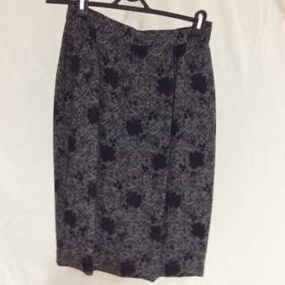 Anthea Crawford Womens  Size 10 Pencil Skirt Beige / Navy Blue / Pattern 