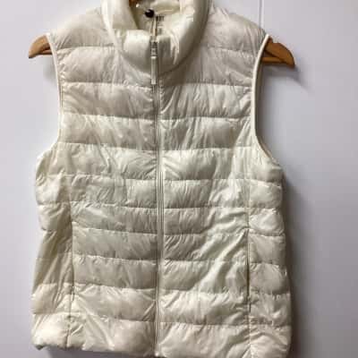 Uniqlo Womens  Size M Vest Jacket Cream Down filled B