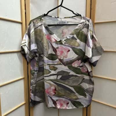 New without tags CAROLINA Women’s  Size XS / S Oil Paint Floral Short Sleeve Top / V-Neck Top Brown / Green / Pink  / White 