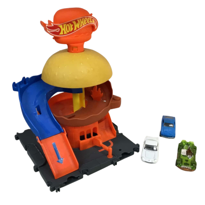 Hot Wheels Cars and Downtown Burger Drive Thru Playset 