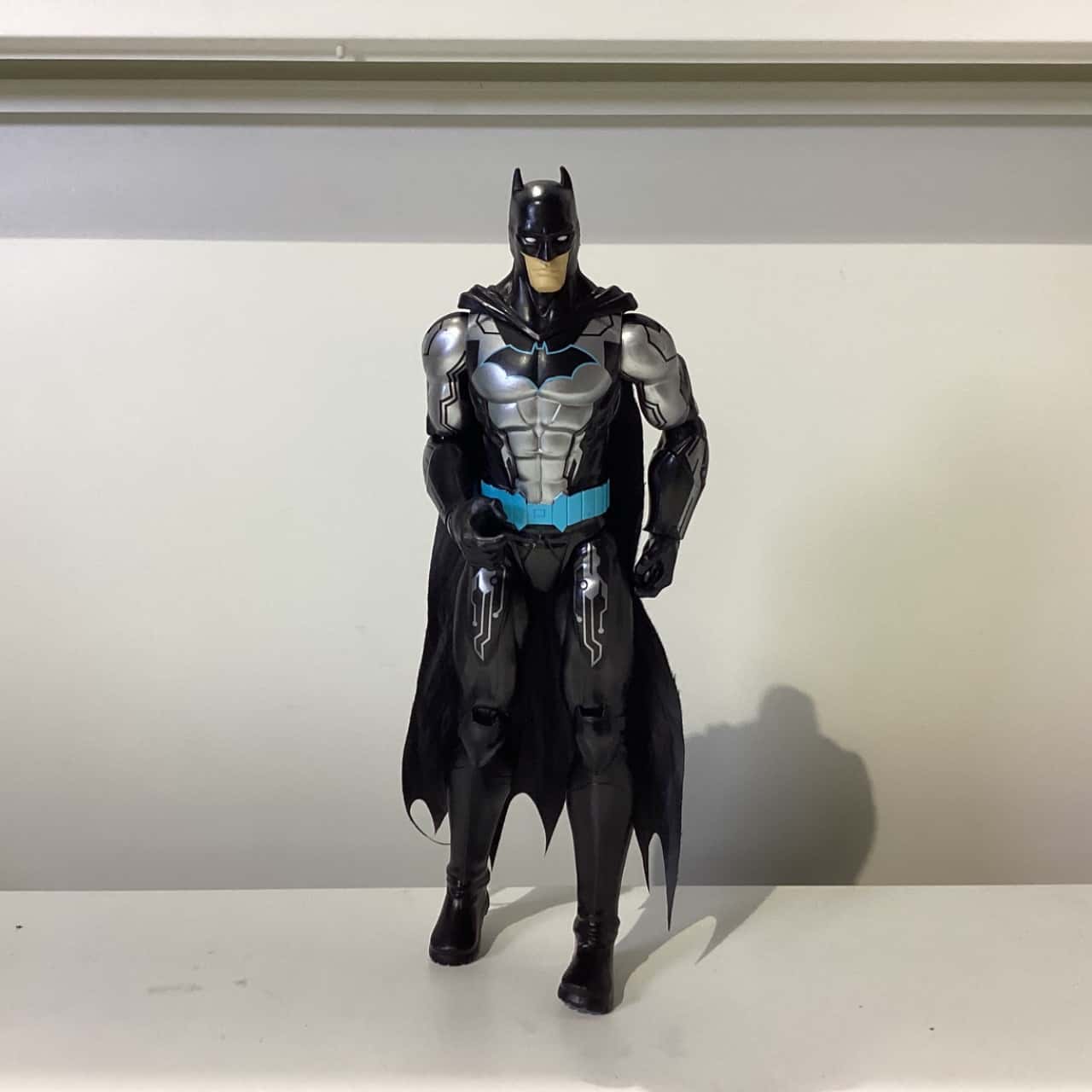 Action Figure Batman 30 Cm Con Armatura Tech Blu E Mantello In Tessuto – Giocattolo Per Bambini Dai 3 Anni, 11 Punti Snodabili