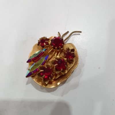  Womens Gold Coloured Brooch 