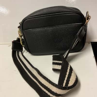 Black Caviar Womens Cross Body Bag Black  
