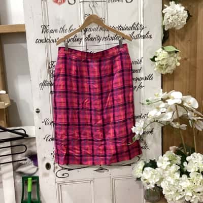 SPORTSCRAFT BRAND! Womens  Size 18 Midi Skirt Multicoloured / Pattern! STUNNING TARTAN MIDI SKIRT! FEATURES A ZIP CLOSURE AT THE BACK! GREAT FOR DRESSING UP OR DOWN! ADD SOME COLOUR TO AND OUTFIT!