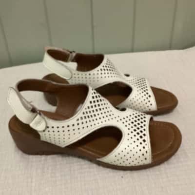 Bare traps  Womens  Size 5 Sandals White 