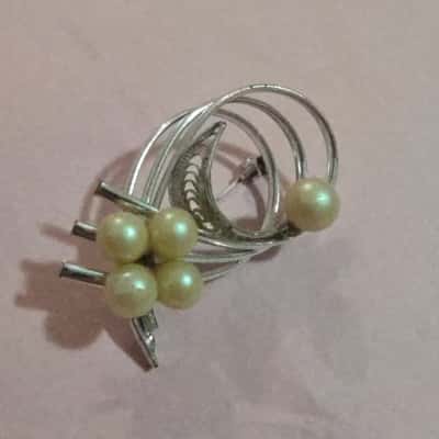  Womens vintage Brooch - faux pearls