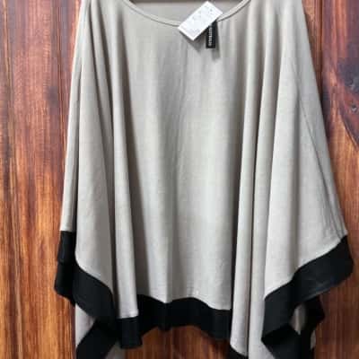 Four Girlz poncho   Size One Size Beige / Black  new 