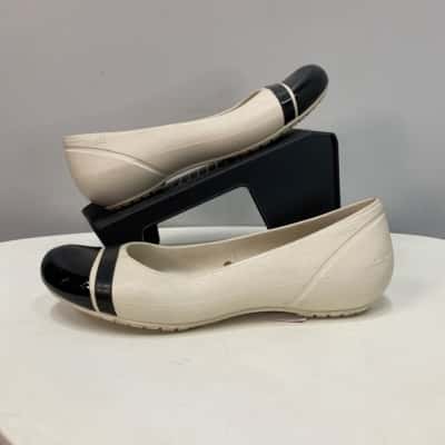 Crocs Womens  Size 9 Flats Beige / Black  