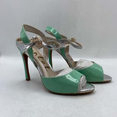  BNWT Genkek Womens  Size 39 Green / Silver Heels 