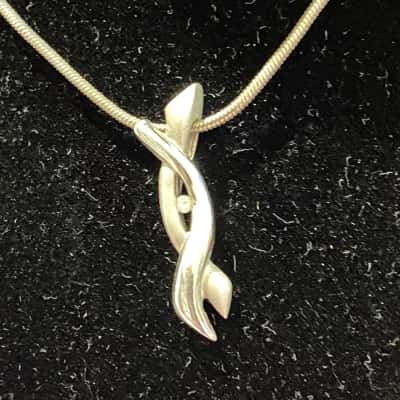 925 MARKED SILVER FINE CHAIN AND PENDANT WITH SMALL CLEAR STONE 