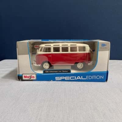 Maisto 1956 Volkswagen Van “Samba” 