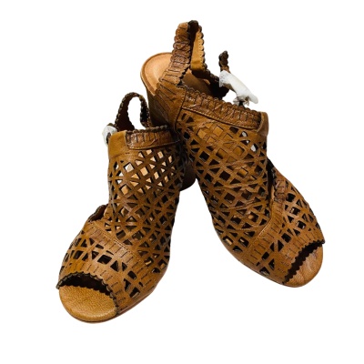 Isabella Rossi Womens  Size 39 Beige Heel Sandals