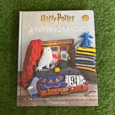 Harry Potter: Knitting Magic: The Official Harry Potter Knitting Pattern Book