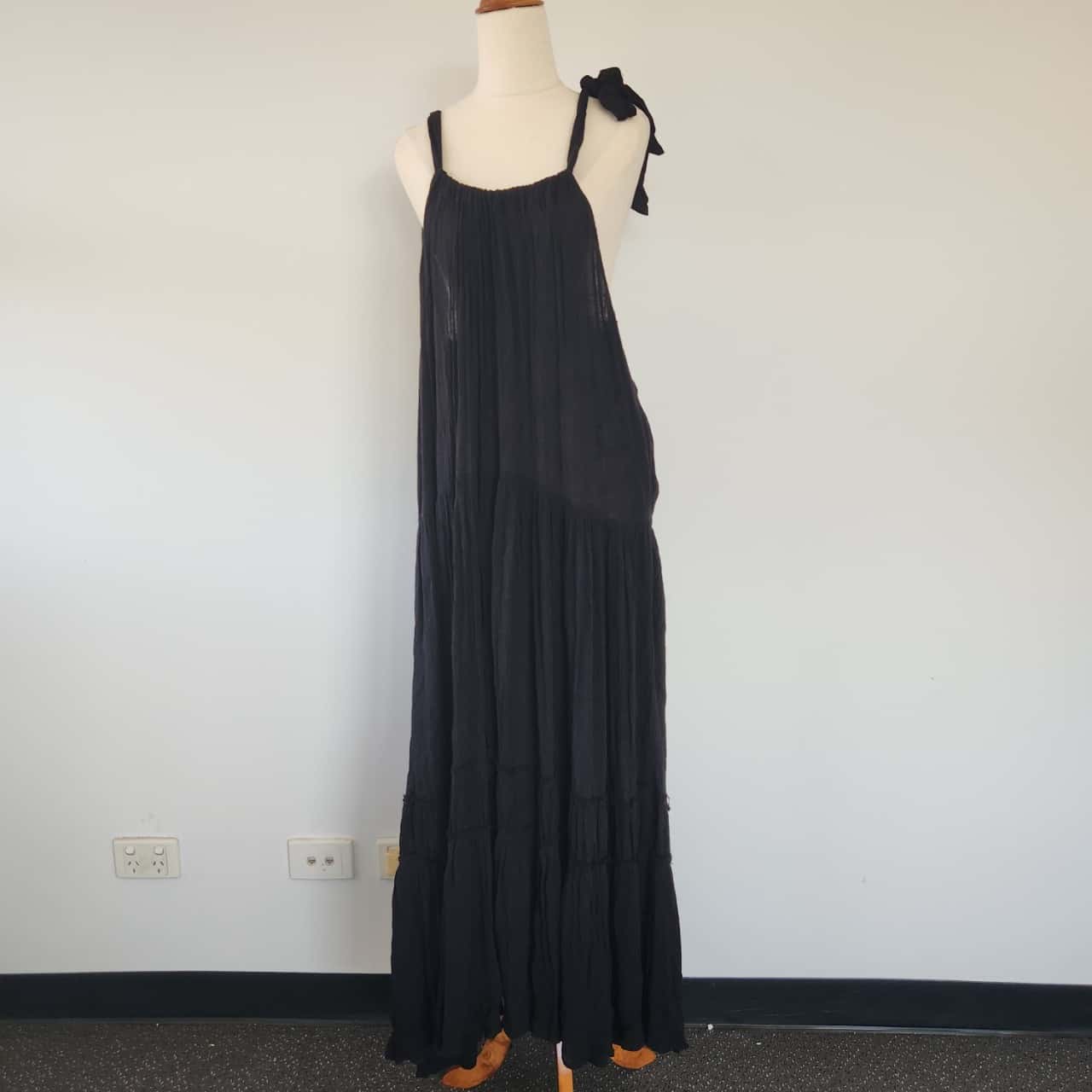 Decjuba Celeste Black Tiered Viscose Maxi Dress Size 12 / L(s)
