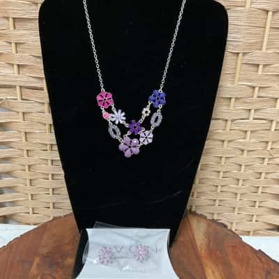 New Avon Fashion Women’s Avon Bouquet Bliss Necklace Earrings Daisies Silver-tone Statement 18” Long Mothers Day Gift Birthday present retro flowers vintage