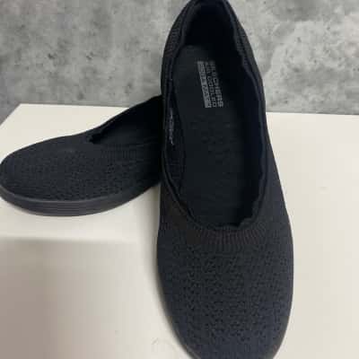 Skechers Womens  Size 8 Black  as new 