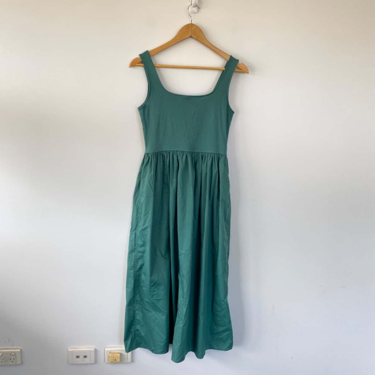 Uniqlo Green Sleeveless Maxi Dress Size 8 / S (s) Uniqlo Green Sleeveless Maxi Dress Size 8 / S (s)