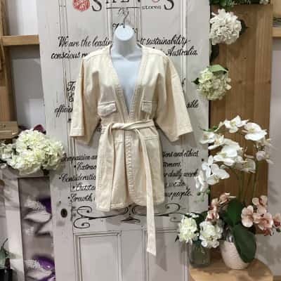 NUDE LUCY BRAND! BNWT RRP $120.00!! Womens  Size XL Open Jacket Cream! STUNNING TIE FRONT SHORT SLEEVE JACKET! BNWT! GREAT FOR ELEVATING ANY OUTFIT! OFFERING 2 FUNCTIONAL POCKETS! 