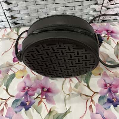 Sashenka Womens Cross Body Bag Black  