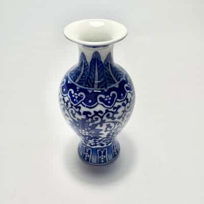 Chinese Jingdezhen blue and white porcelain vase