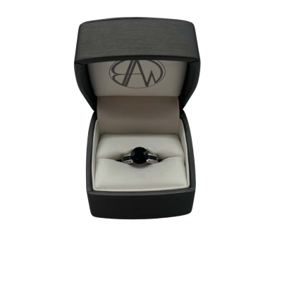  Womens 18kt (750) White Gold Black Sapphire Ring