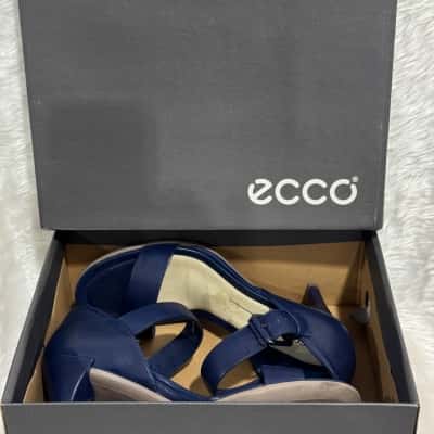 Ecco Womens  Size 40 Sandals Blue 