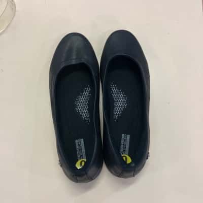 Skechers Womens  Size 9 Black  