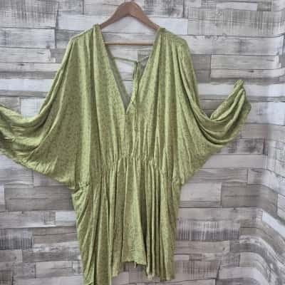  Womens Peach brand green floral top Size 24 
