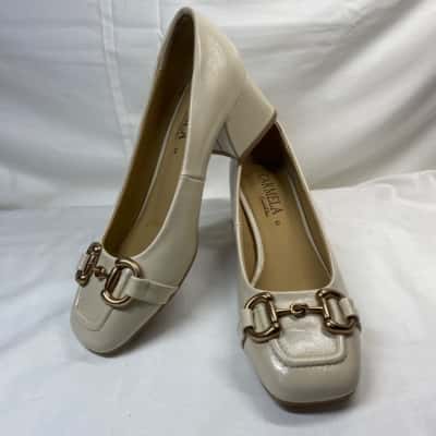 Carmela Womens  Size 39 Heels Cream 