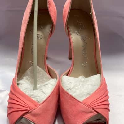 Betts Womens  Size 9 Heels Peach NEW STILL IN PACKAGING 