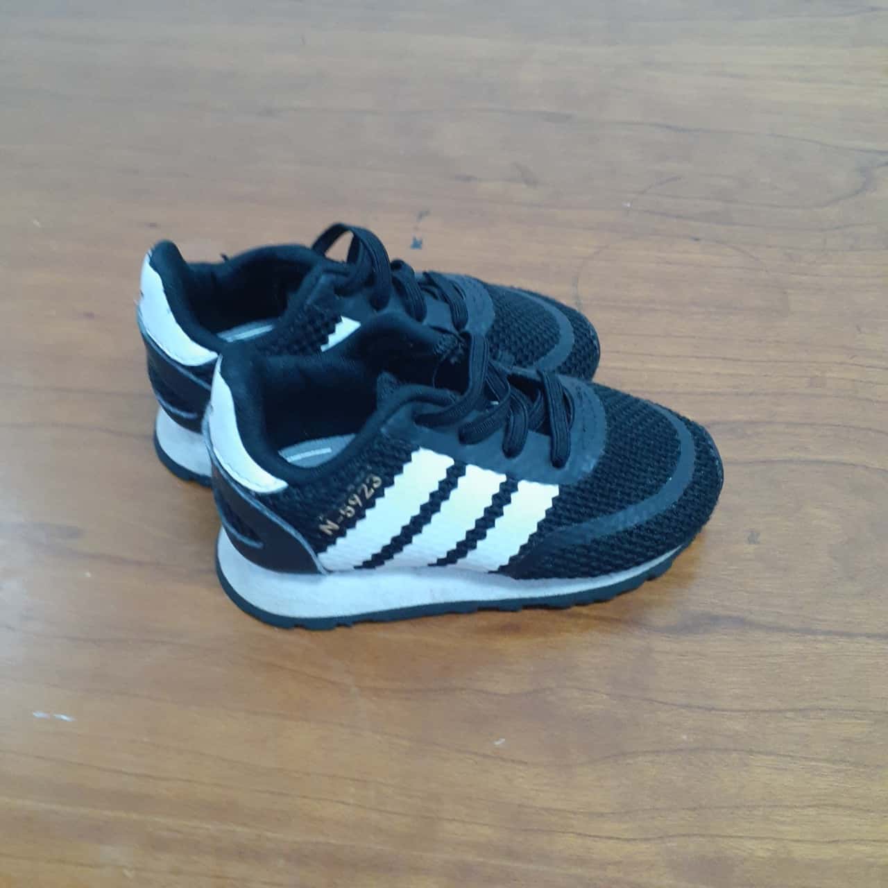 Adidas Kids Size 4 Shoes (s)