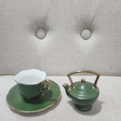 A Miniature Green Porcelain Tea Set