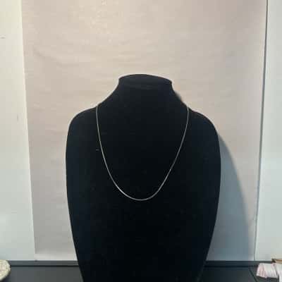 Silver tone intricate chain necklace 