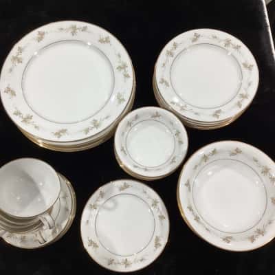 Handcrafted Zylstra Selection Fine China Dinner set