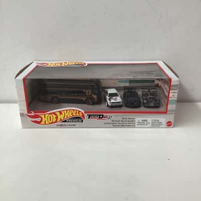 NEW - Hot Wheels Premium Track Day set