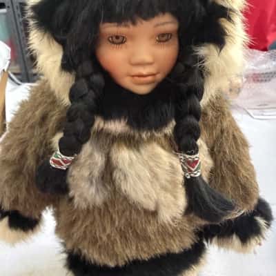 porcelain Alaskan Eskimo (Inuit) collectible (B8)