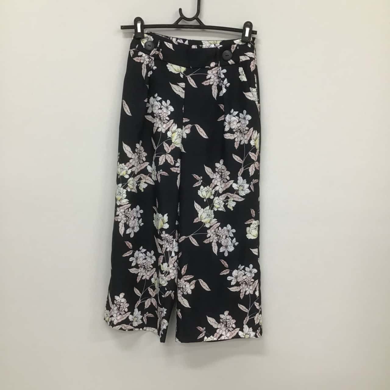 Portmans Women's Black /Floral Pants