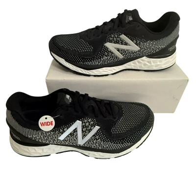New Balance Mens  Size 9 Sneakers Black  / White 