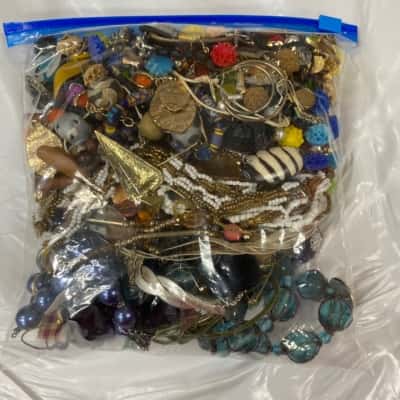 1kg bag of costume jewellery/beads for crafting (B)