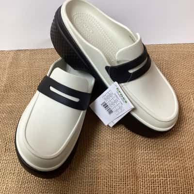 Crocs Unisex  Size 8 Loafers Brown / Cream 