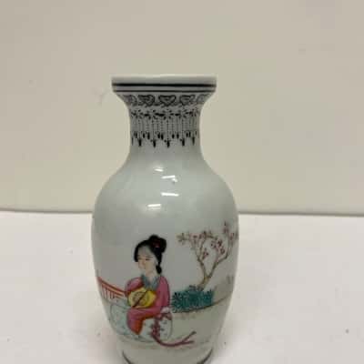 CHINESE PORCELAIN VASE