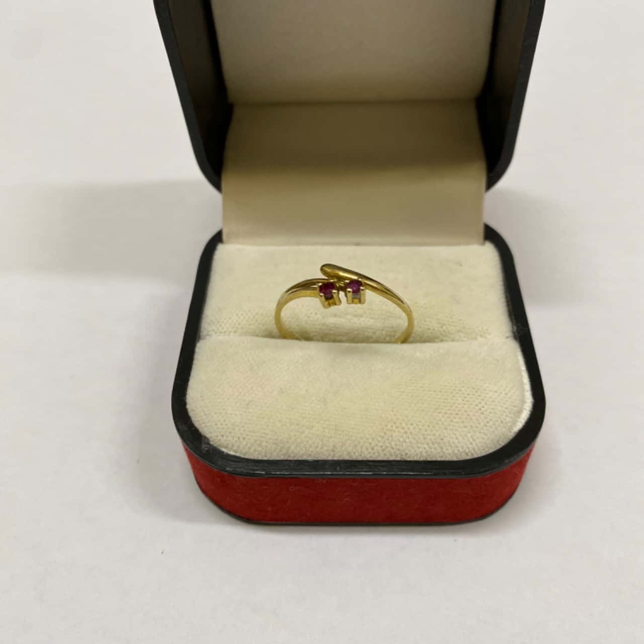 Women’s 9ct Gold Ring with 2 Red/ Maroon Stones