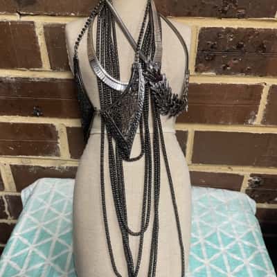 4 Pieces Silver Tone / Black Costume Jewellery Womens 