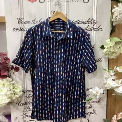 Sportscraft Brand! NWOT EYE-CATCHING SHORT SLEEVE SHIRT ADORNED WITH PRINTED FISHES THROUGHOUT! Mens  Size XL Printed Shirt / Short Sleeve Shirt Navy Blue / Pattern 